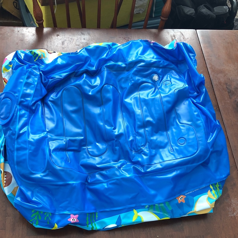 🥧 Baby Shark Inflatable Tub - Picture 8 of 9